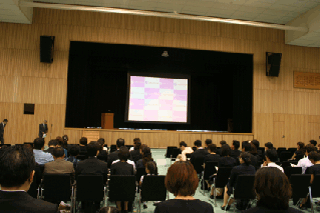 アリーナで行われた関西大学初等部入融資説明会の様子