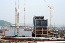 建設中の関西大学初等部の写真　5月