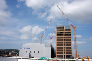 建設中の関西大学初等部の写真　7月