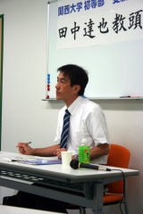 イグザム幼児教室で講演中の関西大学初等部の田中達也教頭先生３