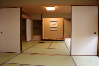 関西大学初等部の落ち着きのある茶室
