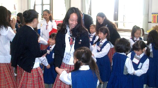 聖母被昇天小学校 フィリピン研修生との交流